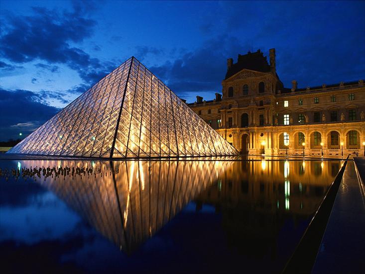 Krajobrazy - Pyramid at Louvre Museum, Paris, France.jpg